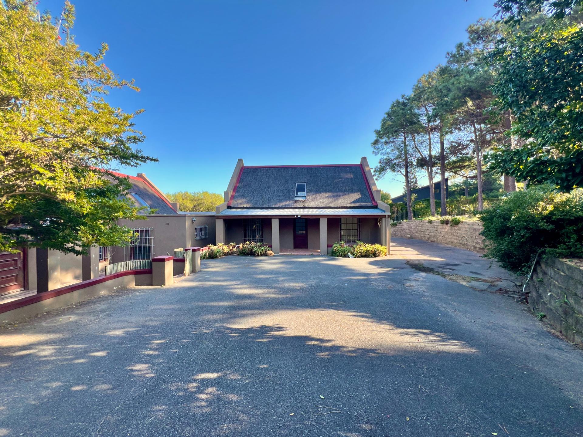 8 Bedroom House For Sale in Hout Bay Central, Hout Bay