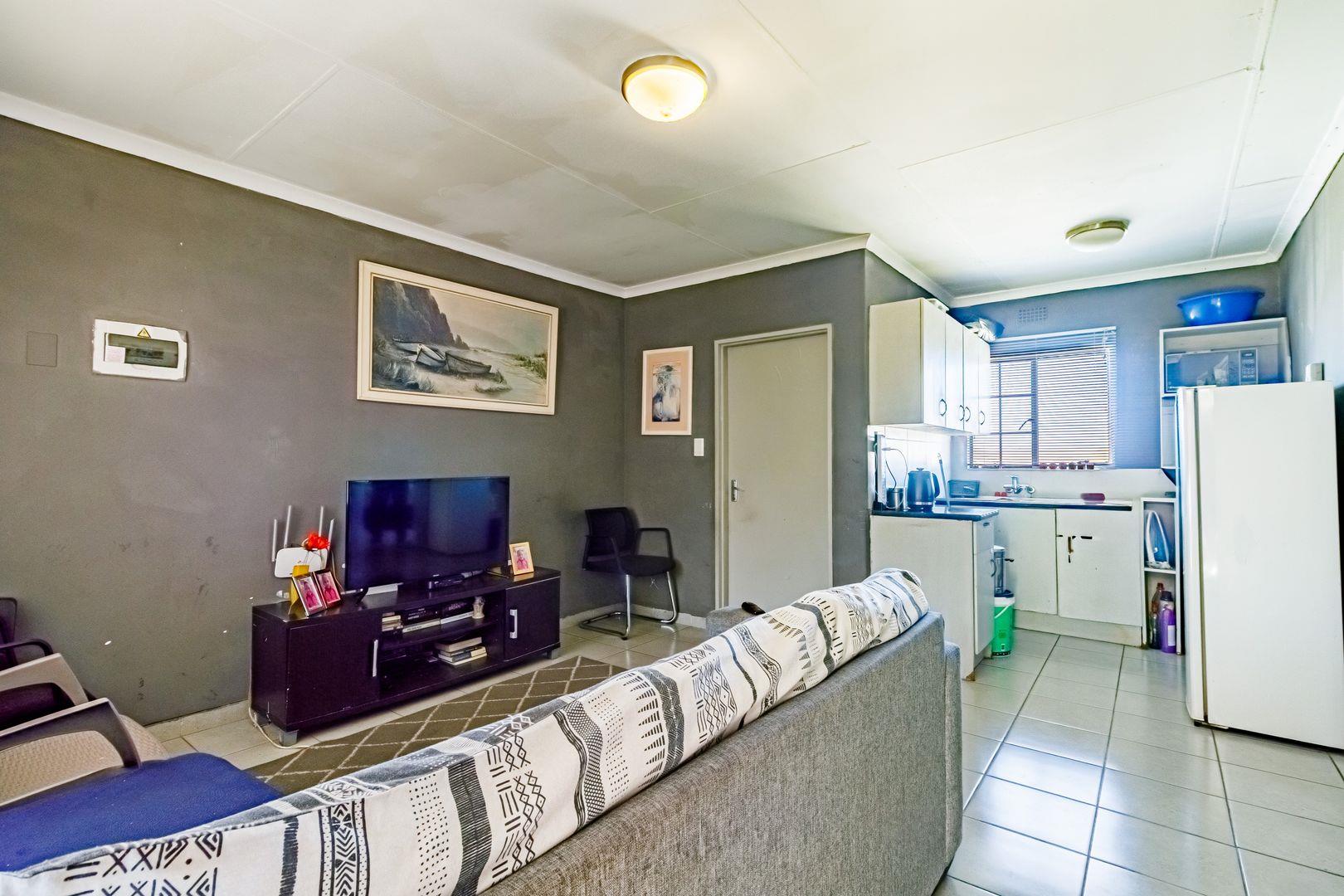 2 bedroom Apartment For Sale in Jabulani, Soweto