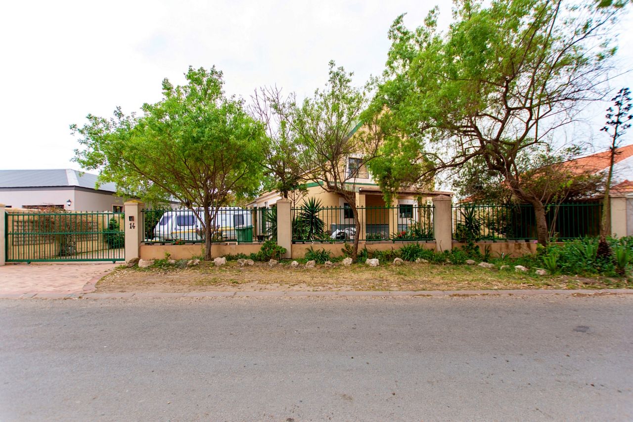 3 Bedroom House For Sale in Bluewater Bay