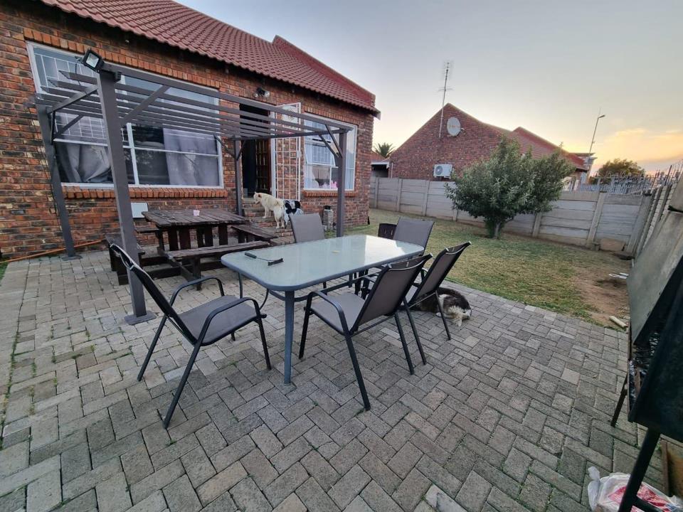 3 Bedroom Townhouse for Sale in Langenhovenpark