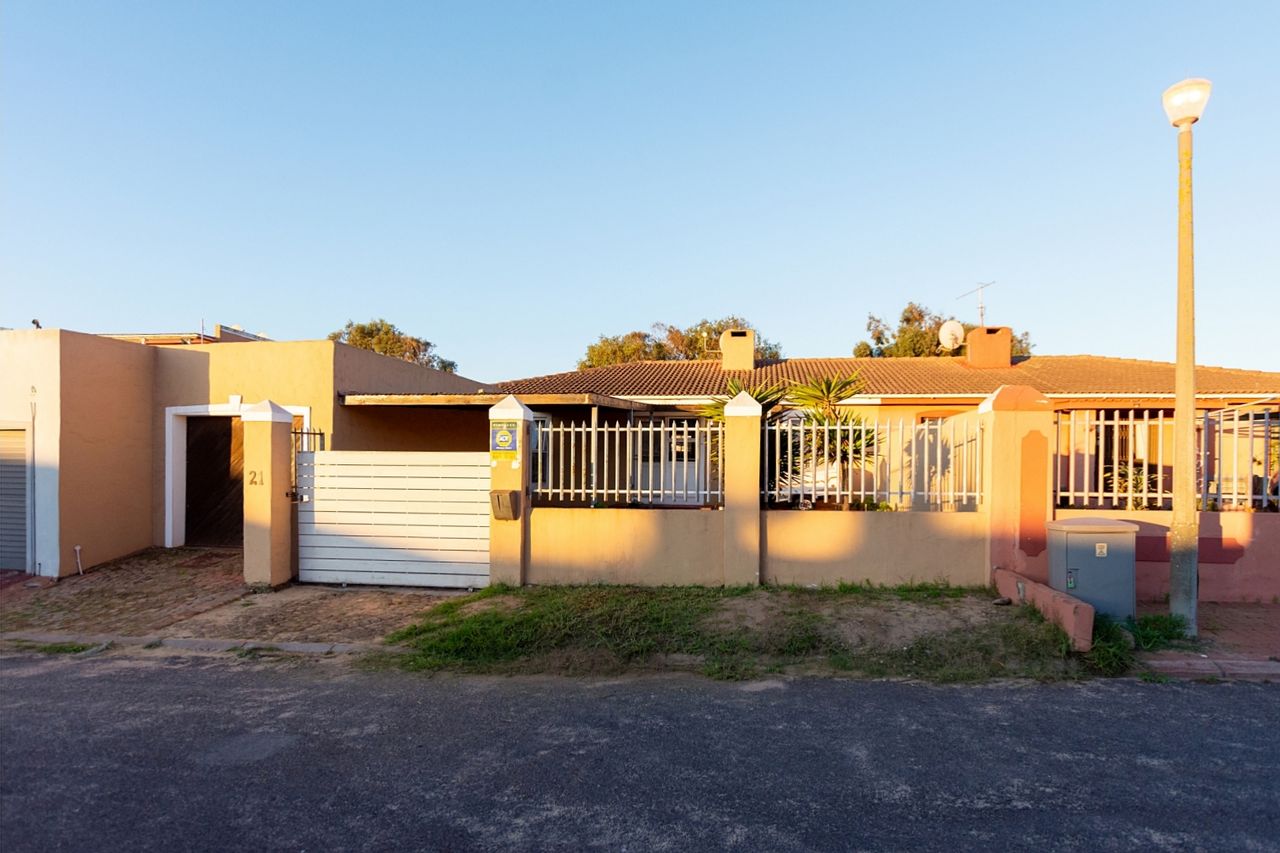 3 Bedroom House For Sale in Bluewater Bay