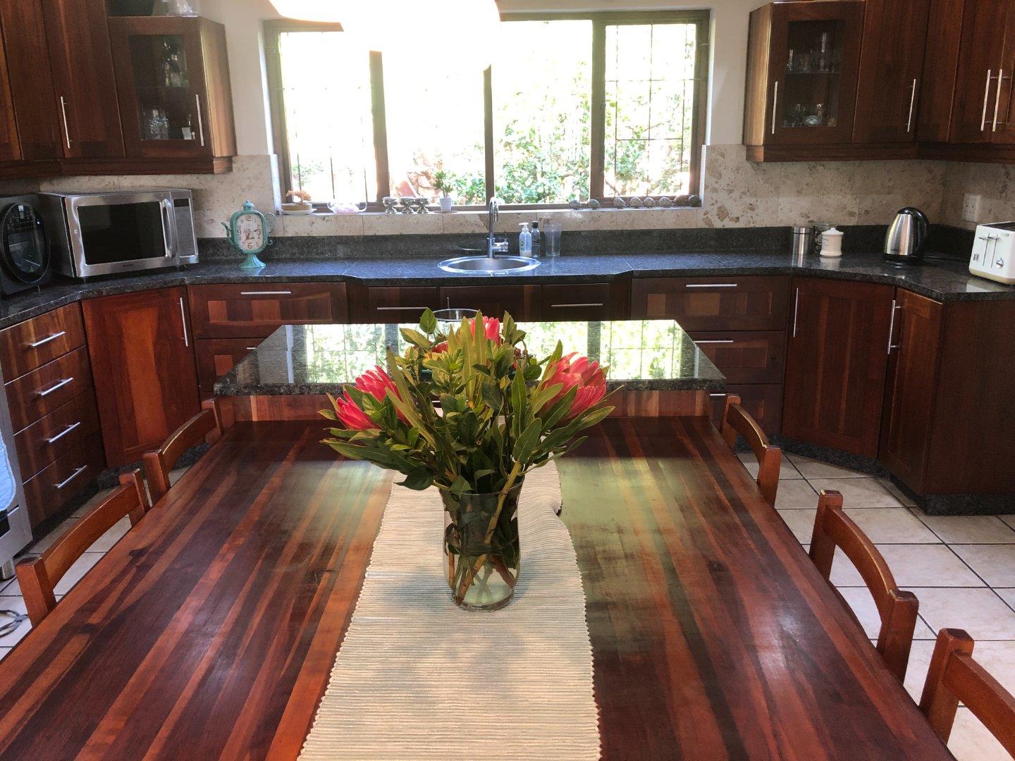 6 Bedroom House to Rent in Kloof